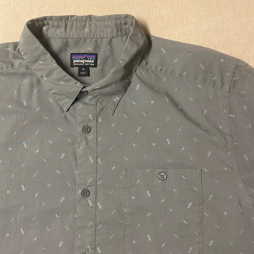 Patagonia mens go to short sleeve button down shirt . Size xl . Grey w/ …